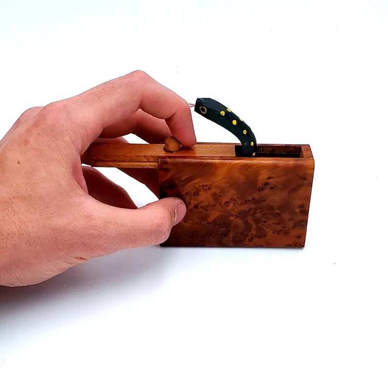 Caja Sorpresa Serpiente en Madera de Raíz de Tuya – Artesanía Marroquí