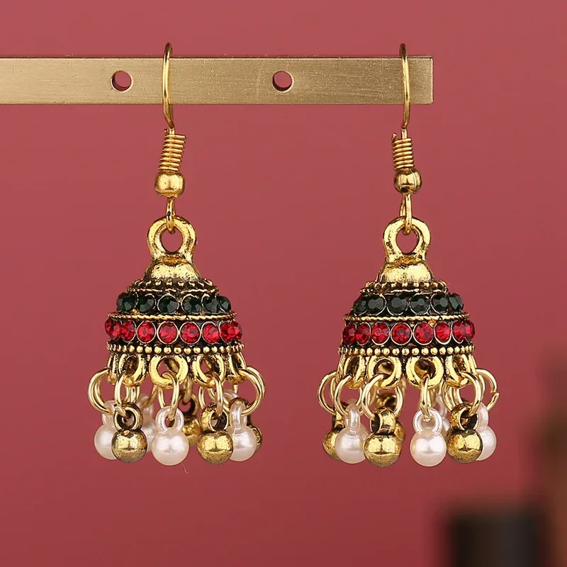 Pendientes Étnicos Dorados con Detalles de Perlas y Cristales Rojos y verdes