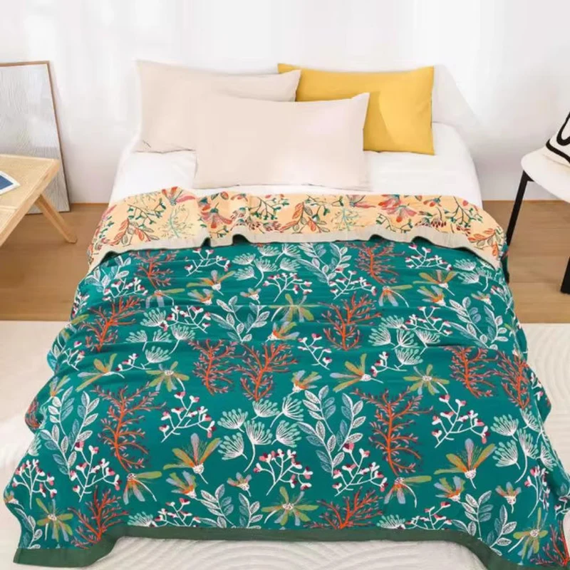 Soft warm floral-patterned blanket – Four layers of gauze