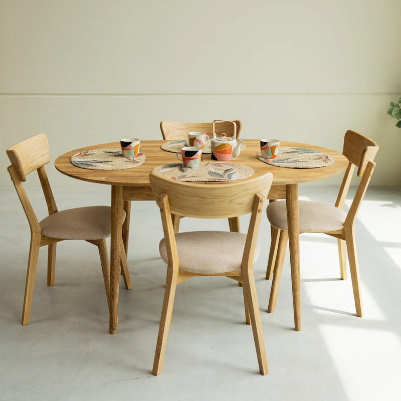 Conjunto mesa de madera maciza Escandi y 4 sillas Diana