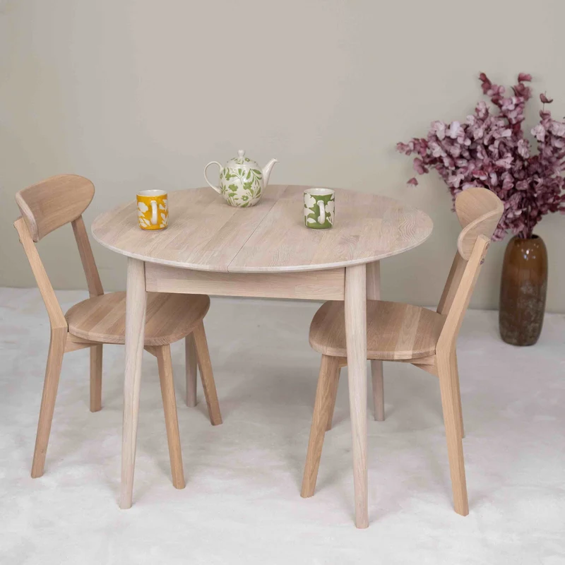 Conjunto mesa de madera maciza Escandi 3 y dos sillas ISKU