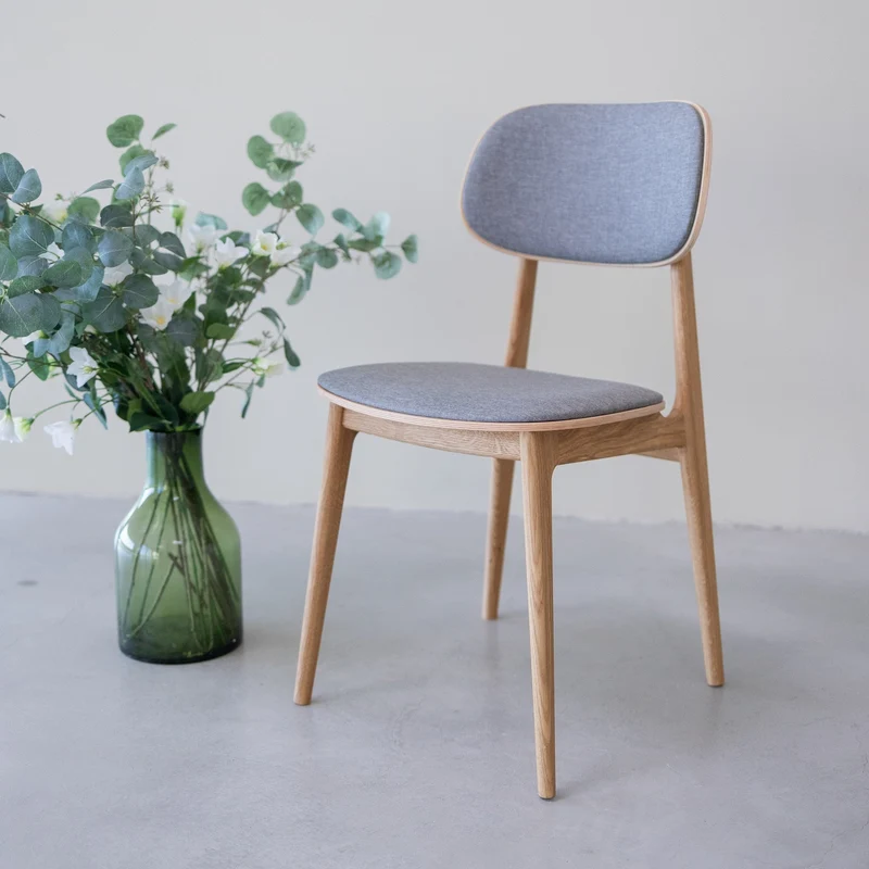 Pack de 2 o 4 Sillas de Comedor Varde, Estructura de Madera Maciza de Roble, Tapizado | NordicStory