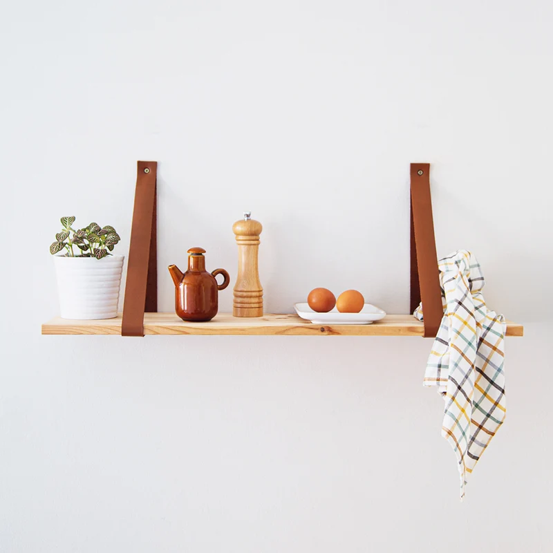 Estantería de madera y cuero