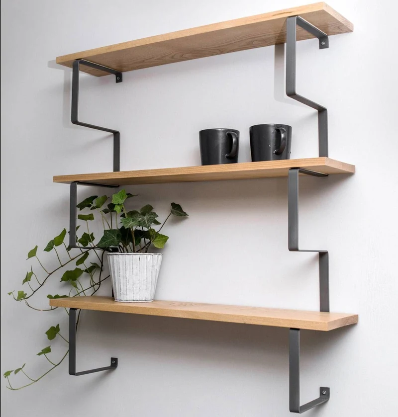 Étagère murale en bois avec une structure métallique