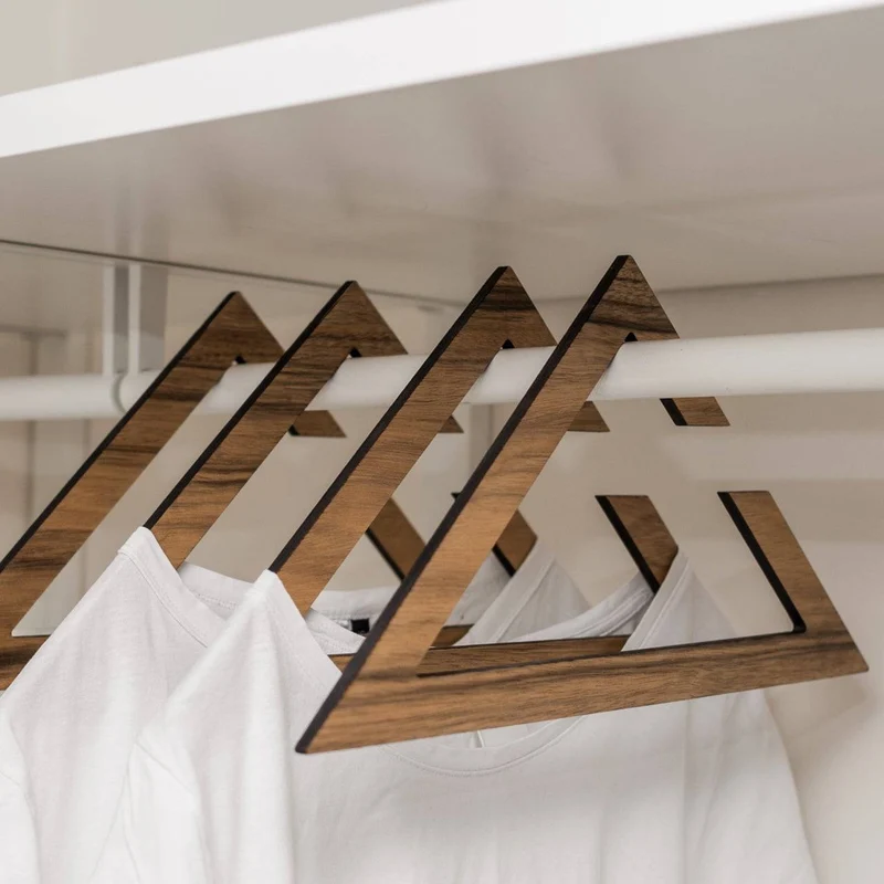Ensemble de 10 cintres en bois